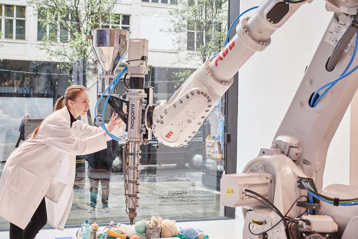 Banke Relaterede misundelse ABB robot 3D prints houseware in London storefront