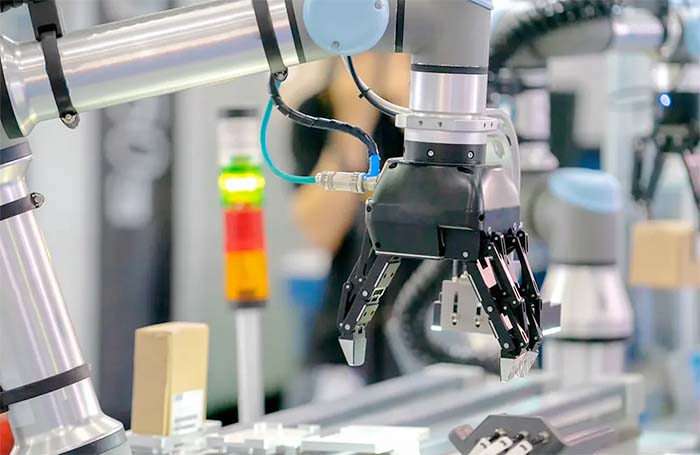 Right Hand Robotics robot with grippper