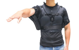 a male model wear the shoulder harness with right arm outstretched.