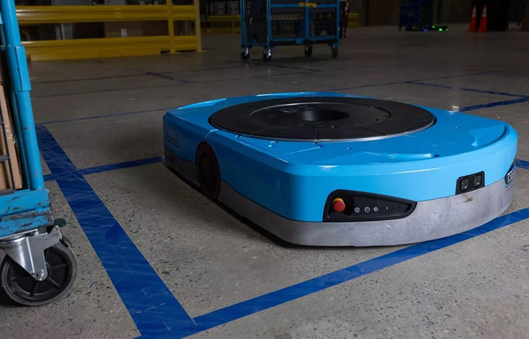 Amazon's new heavy-duty Titan mobile robot