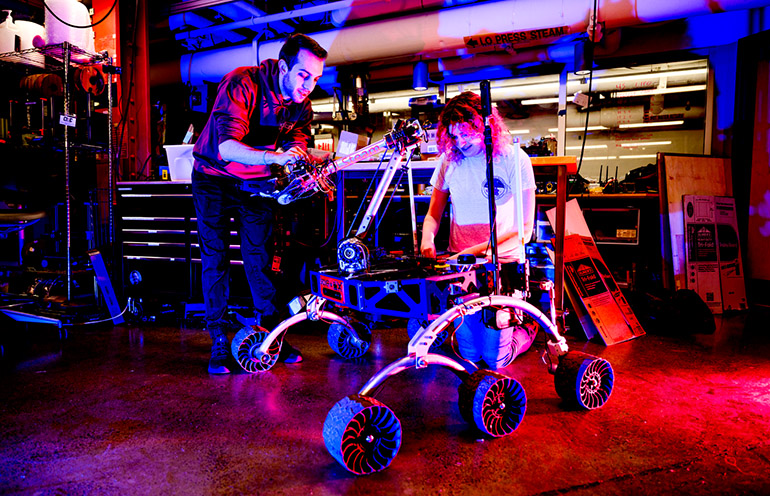 Il Northeast Mars Rover Team ha conquistato la sua prima medaglia d'oro il mese scorso all'inaugurale Winter Canadian International Rover Challenge.  Foto di Matthew Modono/Northeastern University