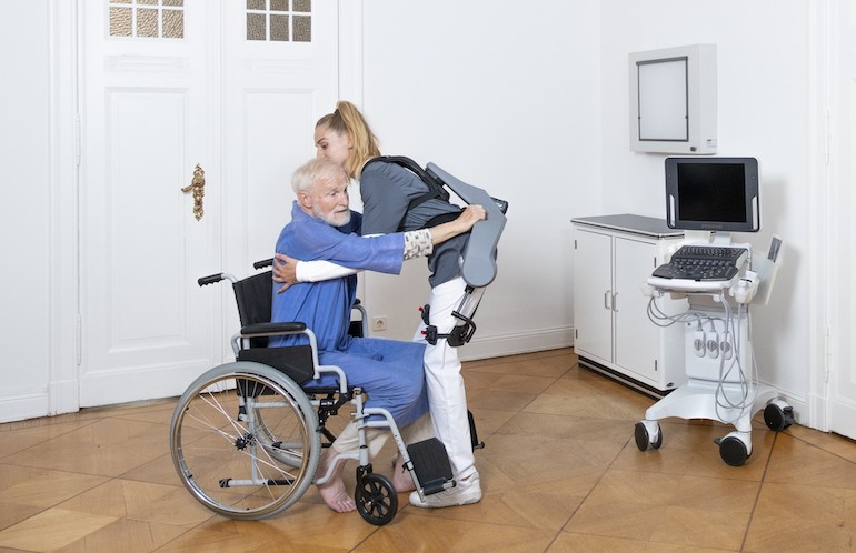 독일 Bionic은 외골격 및 AI를 설계하여 여기에 표시된 건강 관리와 같은 여러 산업에 서비스를 제공했습니다.