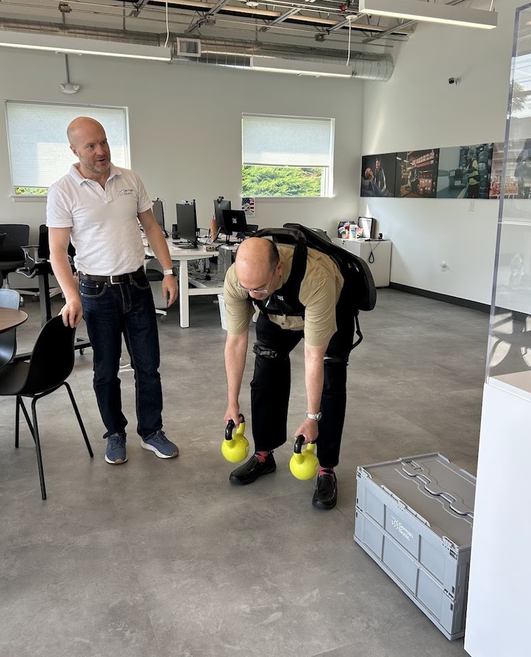 독일 Bionic의 CEO 인 Armin Schmidt와 편집자 Eugene Demaitre는 Apogee 외골격을 보여줍니다.