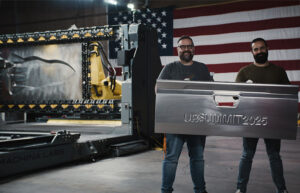 Os cofundadores do Machina Labs, Babak Raeisinia (à esquerda) e Edward Mehr (à direita).