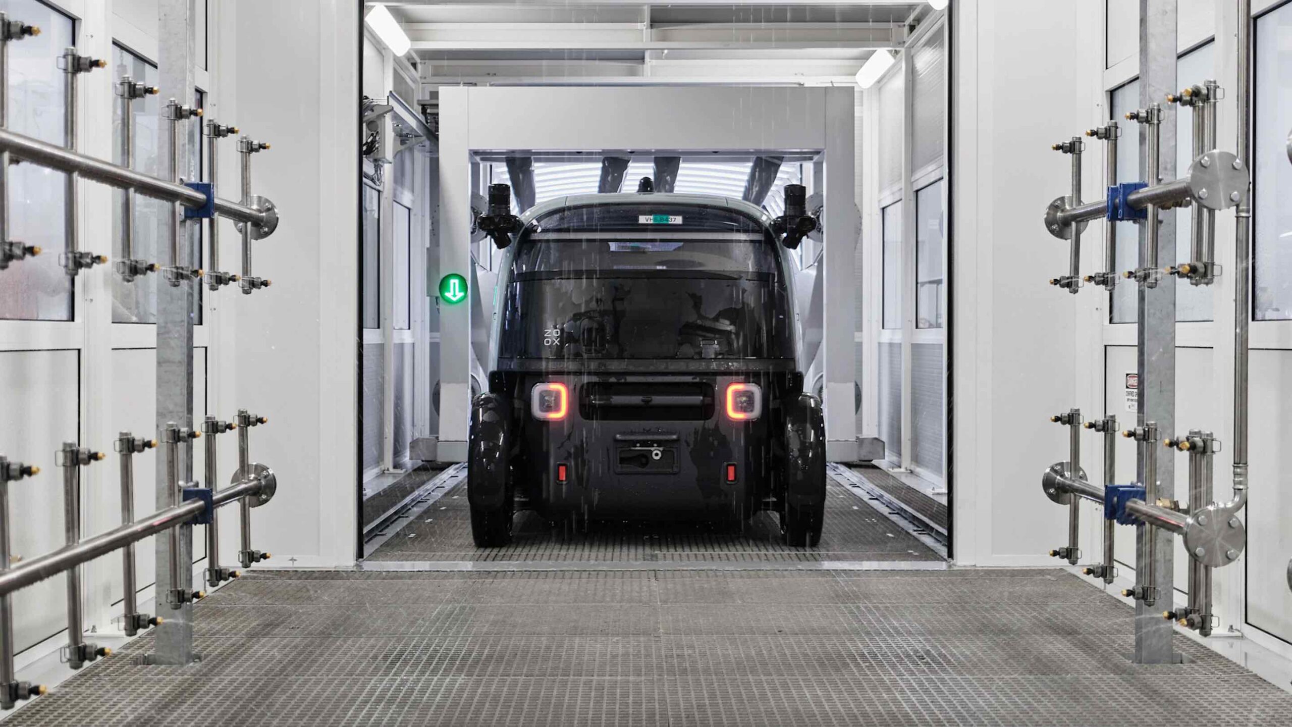 Um zoox robotaxi movendo -se através de um túnel leve. 