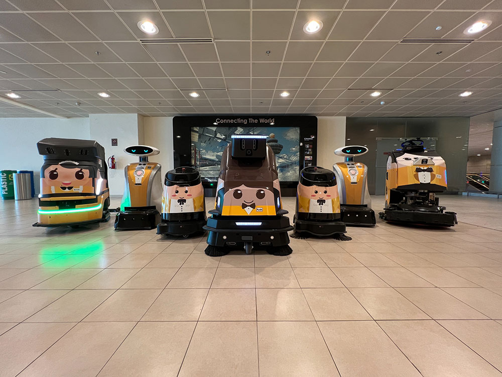 Changi nacionaliniame oro uoste dislokuoti valymo robotai.