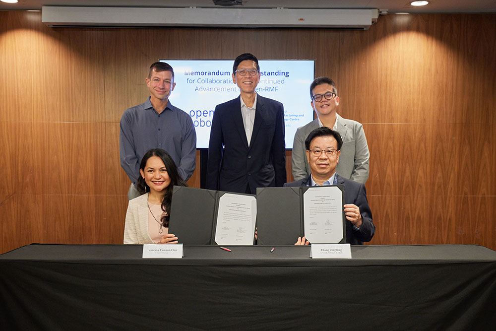 Galinėje eilėje iš kairės į dešinę: Dr Brian Gerkey, Open SourceRobotics Foundation valdybos pirmininkas; profesorius Tan Chorh Chuan, Mokslo, technologijų ir tyrimų agentūros (A*STAR) pirmininkas; ir Nacionalinės robotikos programos (NRP) vykdomasis direktorius Tung Meng Fai. • Pirmoje eilėje iš kairės į dešinę: Vanessa Yamzon Orsi, Open Source Robotics Foundation generalinė direktorė; ir Dr Zhang Jingbing, A*STAR SIMTech ir A*STAR ARTC vyresnysis tyrimų ir plėtros direktorius, išmanioji robotika ir automatizavimas.