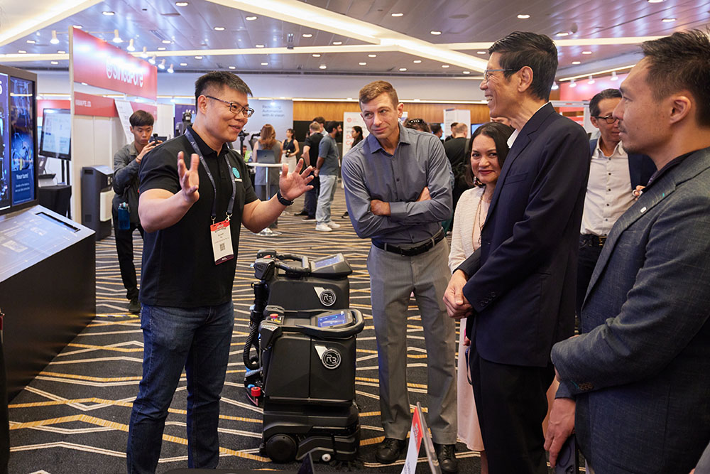 Garbės svečias profesorius Tan Chorh Chuan, Mokslo, technologijų ir tyrimų agentūros (A*STAR) pirmininkas, aplankė Singapūro paviljoną ROSCon.