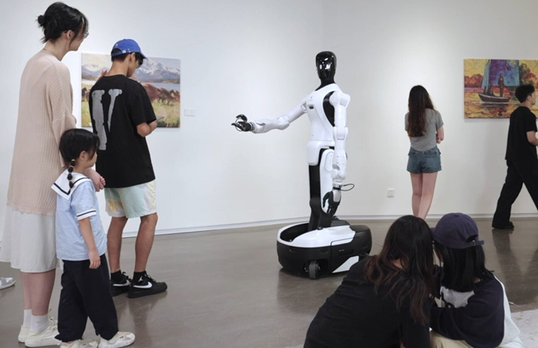 Agibot G2 provides embodied intelligence and demonstrates guided tours in a museum.
