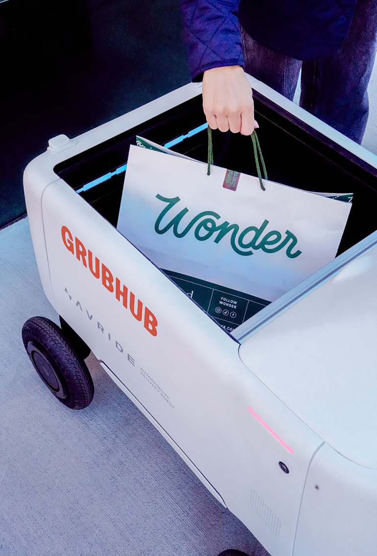 뉴저지 주 저지 시티의 GrubHub 고객을 위한 Wonder 테이크아웃으로 가득 찬 Avride 로봇.