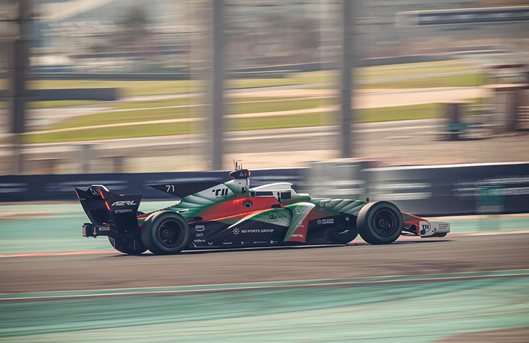 carro de corrida a2rl na pista.