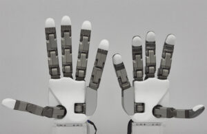 On the left, the DG-5F-S 20 degree-of-freedom model, and on the right, the 15-degree-of-freedom model.