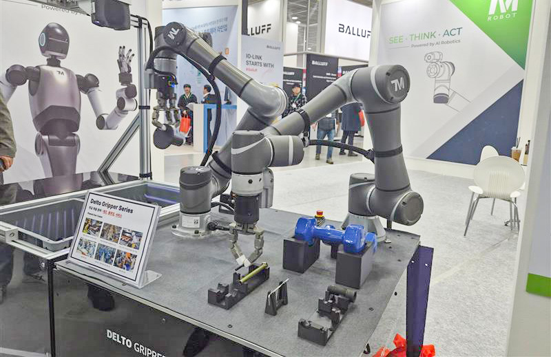 Two robot arms demonstrating bin picking with Tesollo grippers.