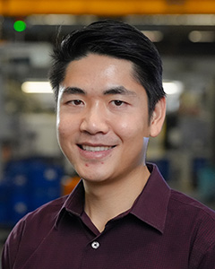 headshot of eric chan.