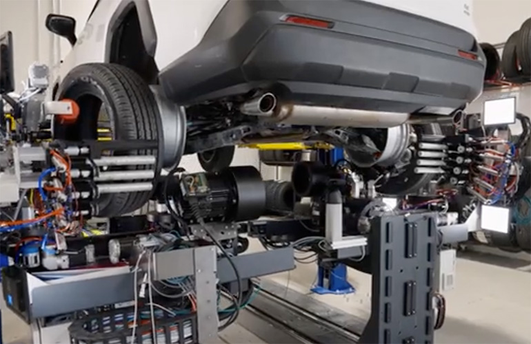 Imagen de la noticia: Automated Tire se revela con el nuevo SmartBay de cambio de neumáticos autónomo (The Robot Report)