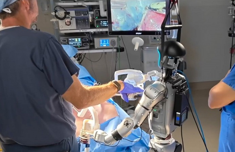 Imagen de la noticia: Más allá de da Vinci: por qué los robots humanoides versátiles son la próxima frontera en cirugía (The Robot Report)
